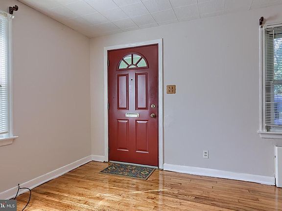2nd image of 1004 Edgemoor Ct