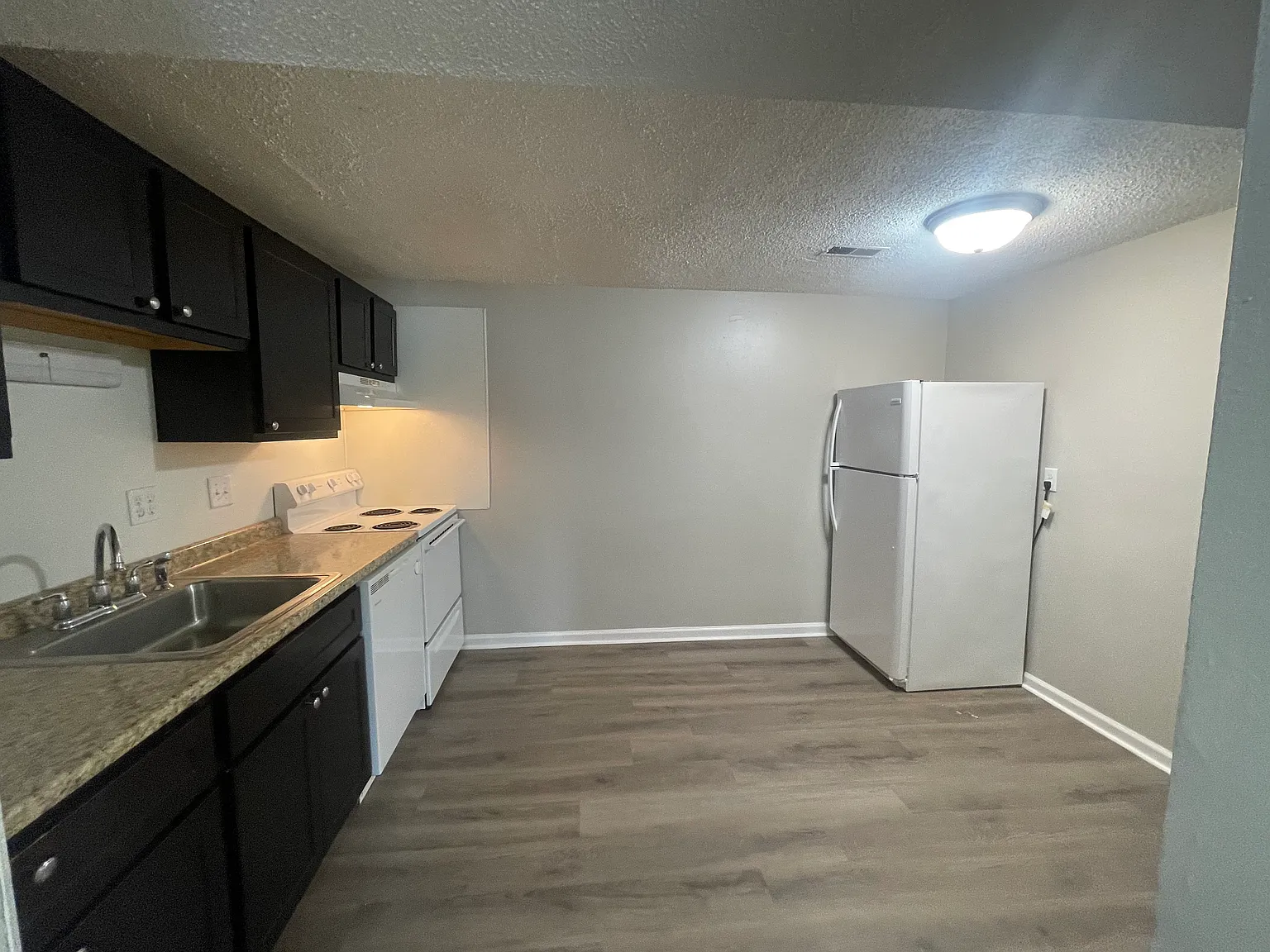 2 bed, 1.5 bath, 900 sqft, $925 — Photo 2