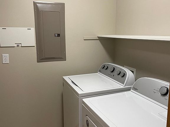 4th image of 70 Beacon Dr Unit B