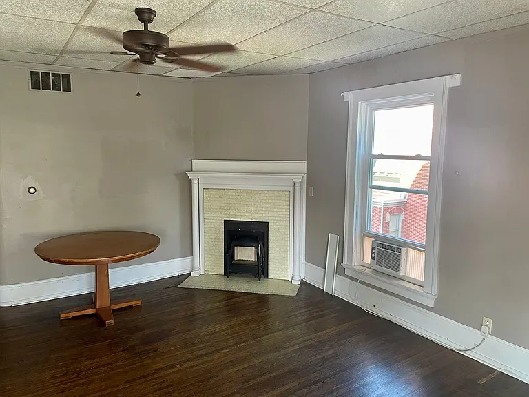 412 W Market St — Photo 4
