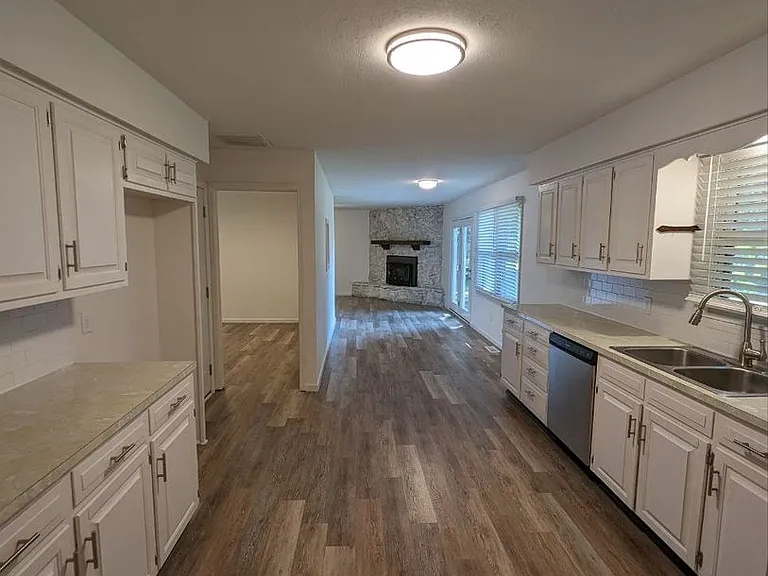 1424 E Hanover St — Photo 8