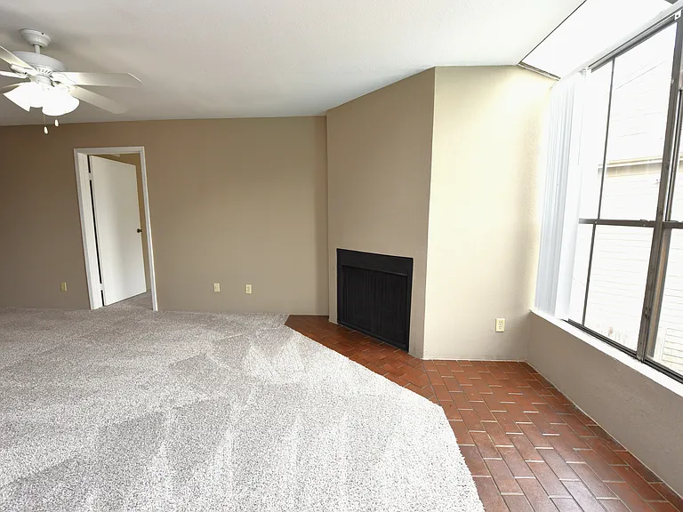 Wilshire Park Apartments — Photo 14
