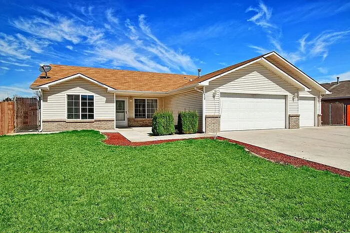 3 bed, 2.0 bath, 1703 sqft, $2,350 — Photo 2