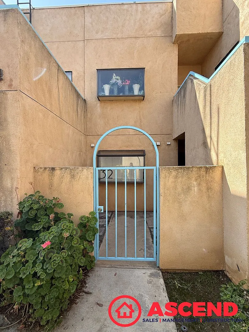 Beautifully updated 2BD/2BA downstairs unit in Bakersfield featuring brand-new upgrades throughou... — Photo 2