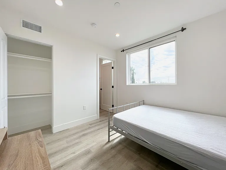 1353 1/4 W 37th St #4 — Photo 17