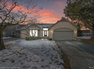 33776 Vista Dr, Farmington, MI