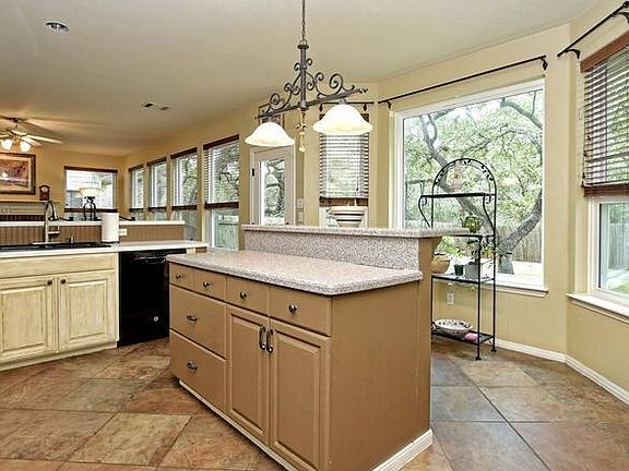 5th image of 405 Barrington Hills Dr