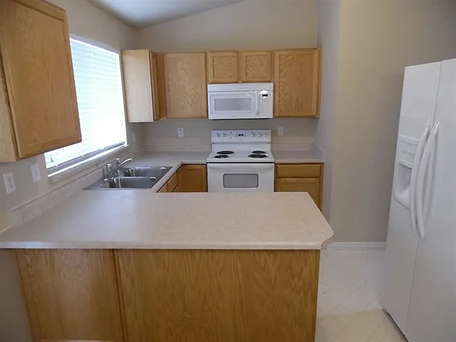 5 bed, 2.0 bath, 1740 sqft, $2,740 — Photo 2