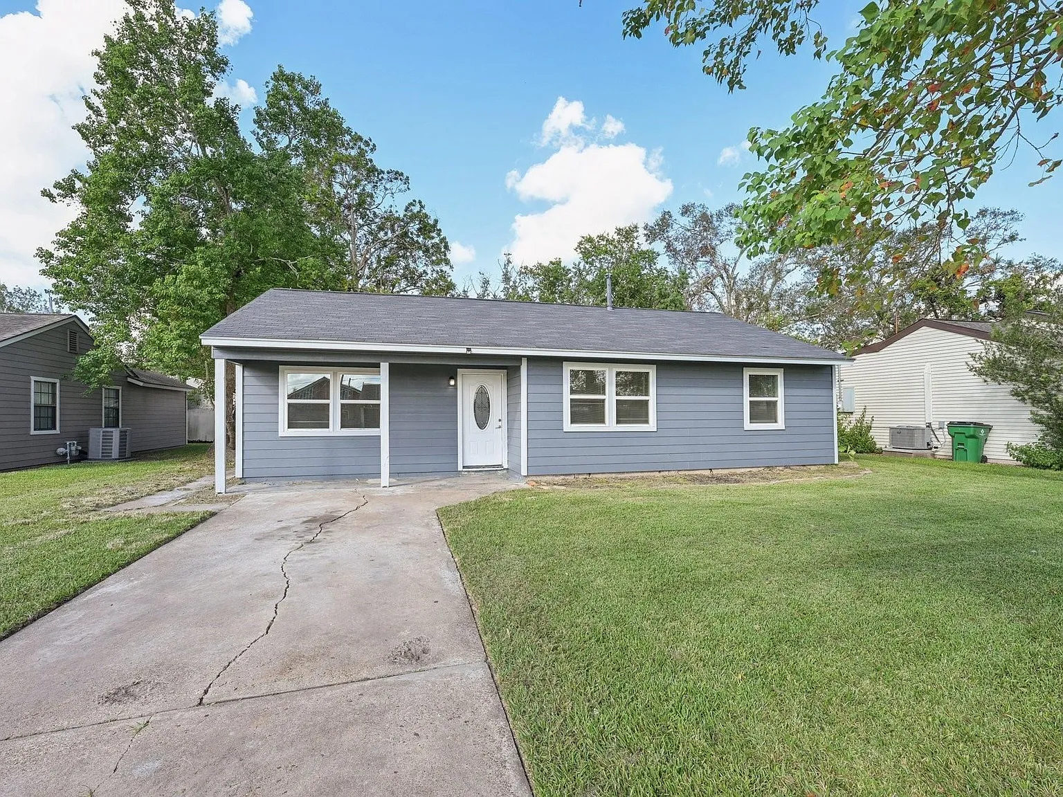 4 bed, 1.0 bath, 1252 sqft, $2,280 — Photo 4