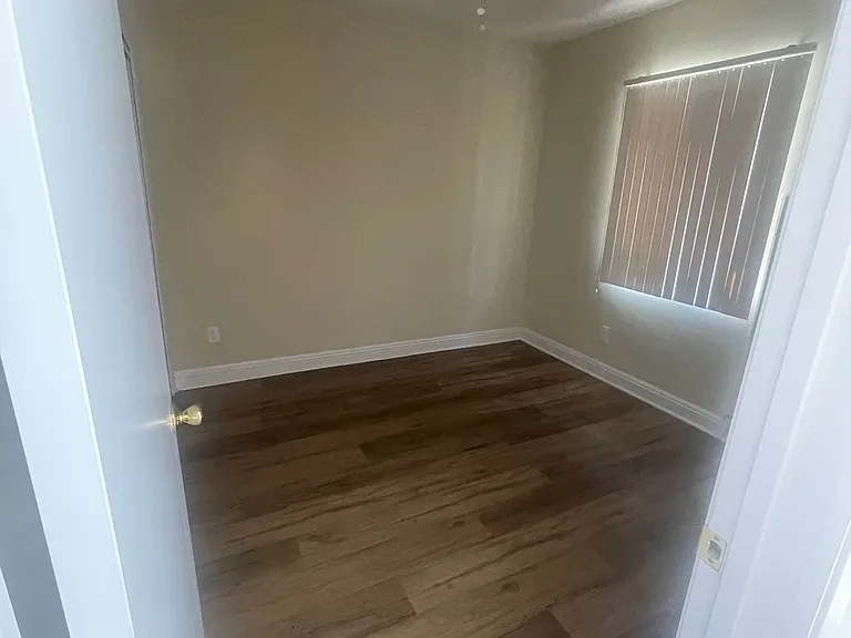 1211 W 37th Pl — Photo 4
