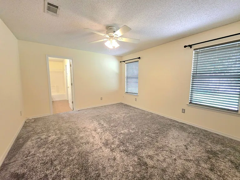 1059 Simpson St — Photo 10