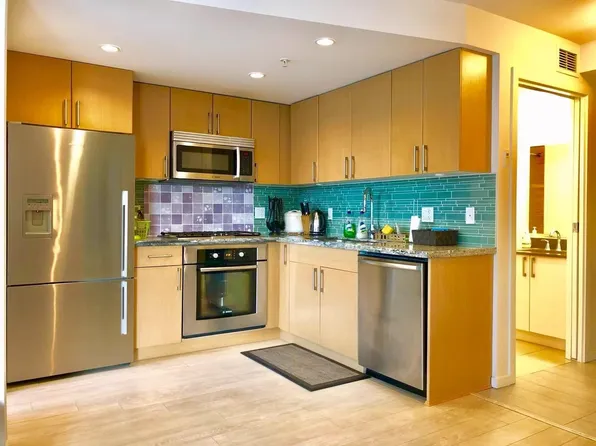 1887 Crowe St #613, Vancouver, BC V5Y 0B4