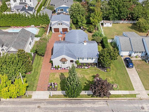 3rd image of 1027 Virginia Ave