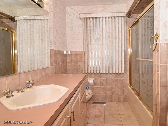 3rd image of 12 E Lakeview Dr