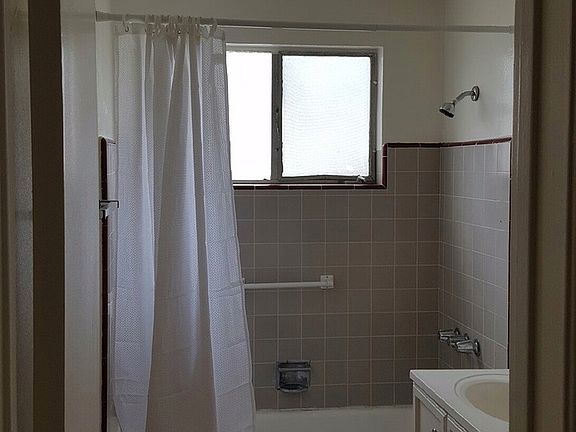 4th image of 1412 Centinela Ave APT 3