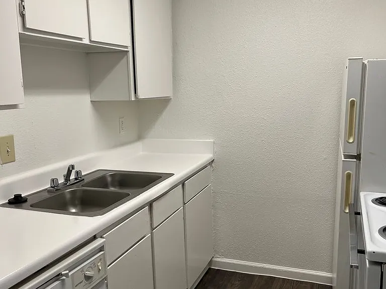 Emerald Cove Apartments — Photo 59