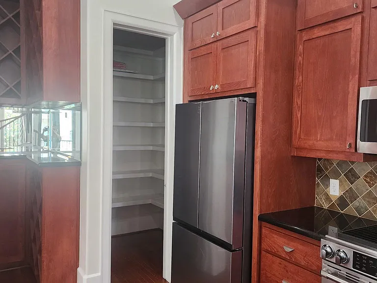 715 Reinicke St — Photo 9