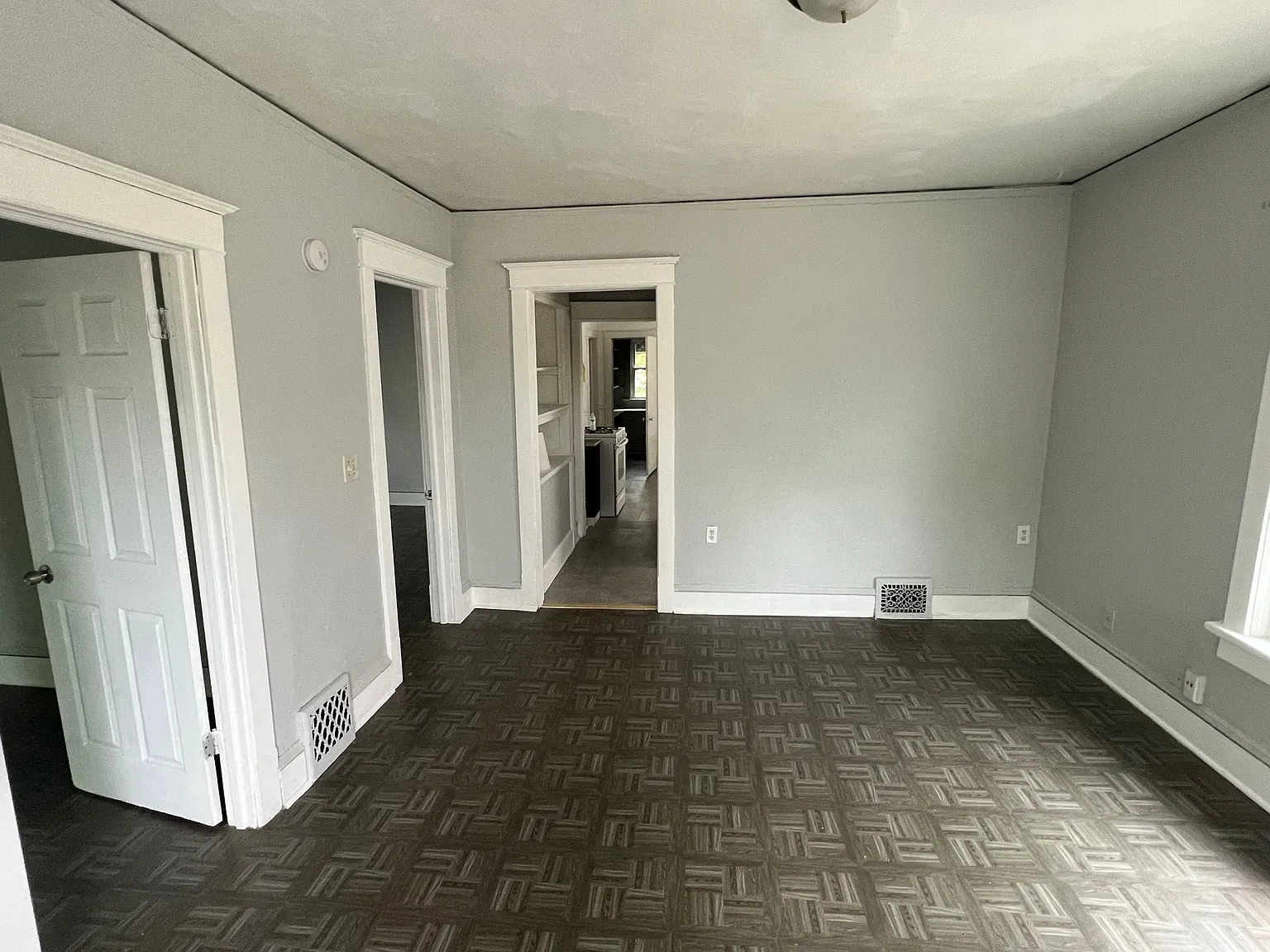 3 bed, 1105 sqft, $1,300 — Photo 2