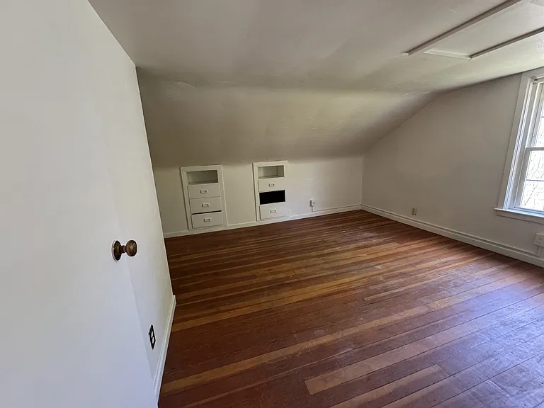 1034 Meredith St — Photo 15