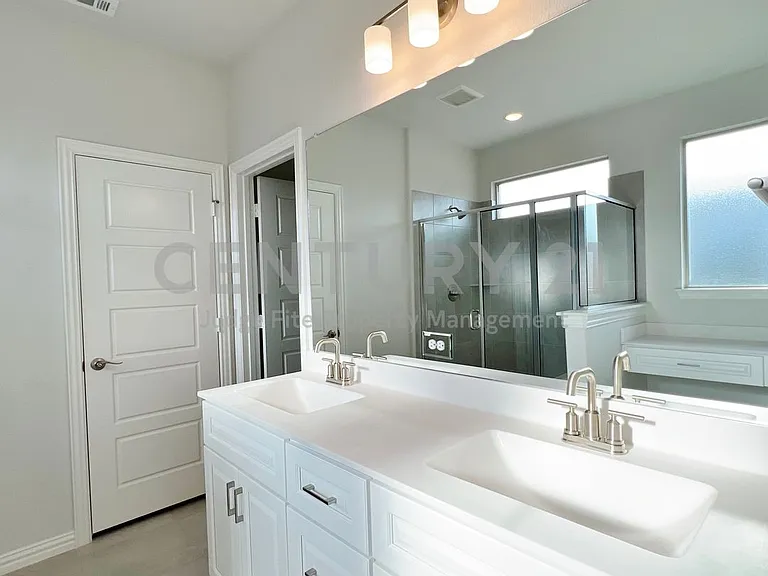 1310 Sundance Ln — Photo 10