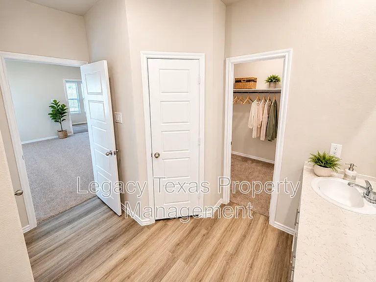 1911 Cherokee Ln — Photo 12