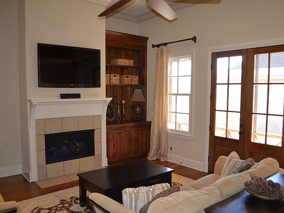 Large fm room with gas fire