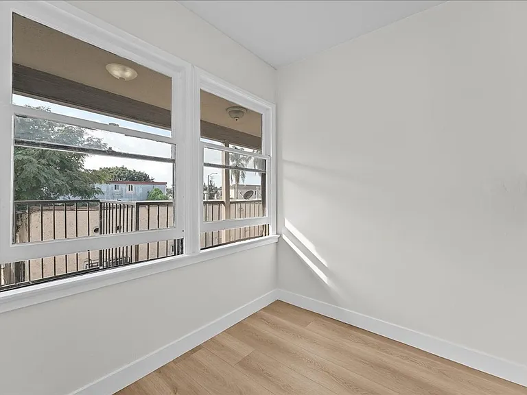 1922 Locust Ave #8 — Photo 4