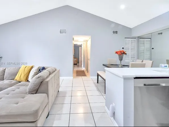 3001 N Oakland Forest Dr APT 301, Oakland Park, FL 33309