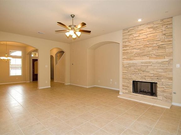 4th image of 131 Lindenberry Cir