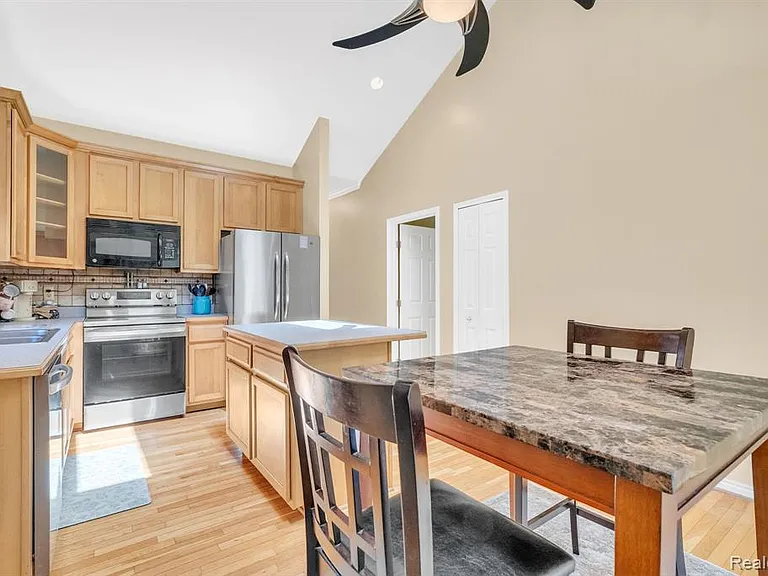 42682 Park Crescent Dr — Photo 17