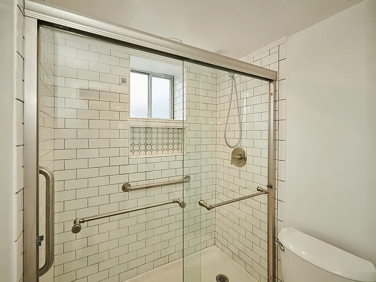 7074 N Ridge Blvd #1E — Photo 19