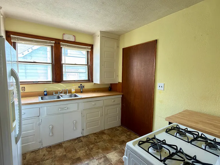 Kitchen (2nd view)