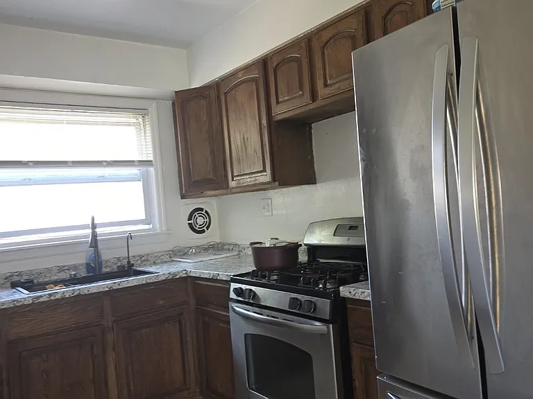 906 Peter St — Photo 5