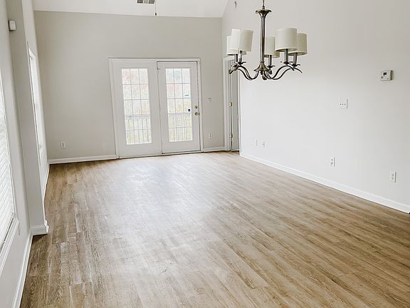 5th image of 2418 Suwanee Pointe Dr