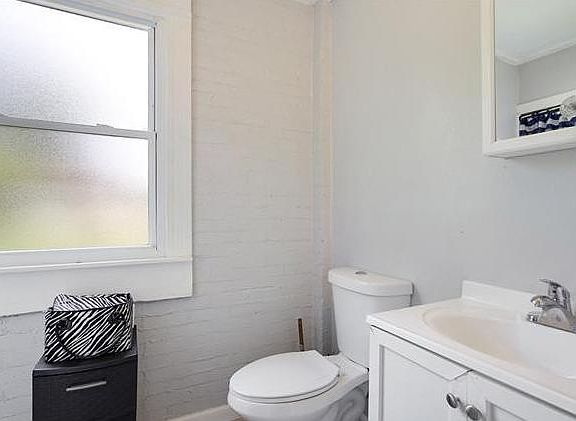 5th image of 1601 Congress St