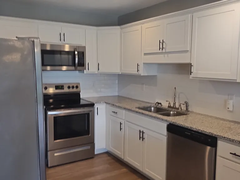 222 Longwood Ln — Photo 3
