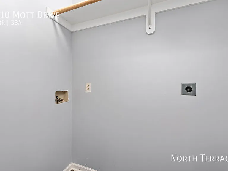 210 Mott Dr — Photo 10