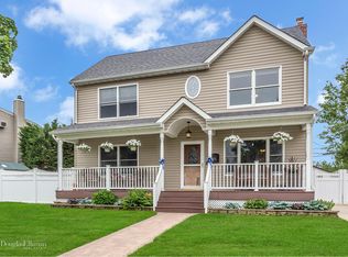 3580 Raven St, Levittown, NY 11756