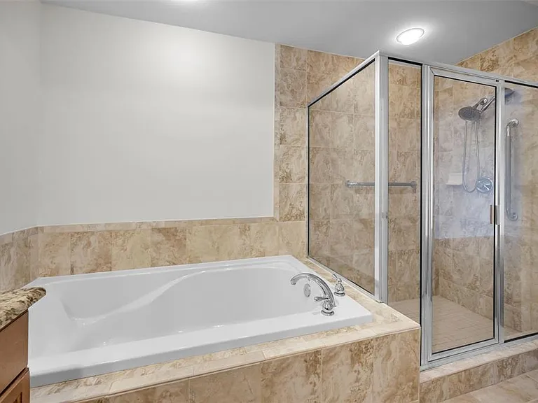 606 Wells Ct #202 — Photo 33
