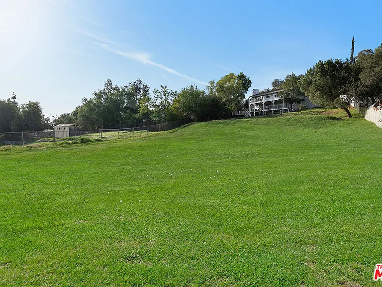 23937 Jensen Dr — Photo 25