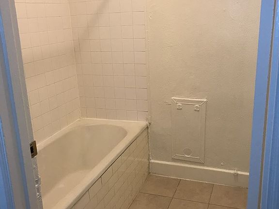 4th image of 946 S Burlington Ave APT 108