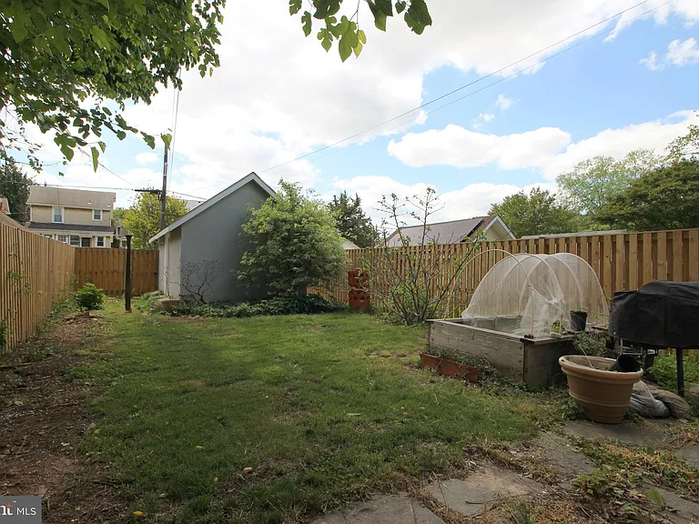 2417 Otis St NE — Photo 26