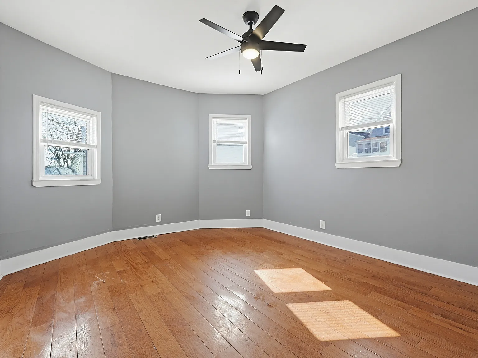 2 bed, 650 sqft, $2,200 — Photo 4