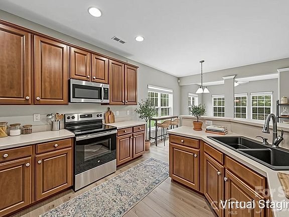 5th image of 412 Amersham Ln