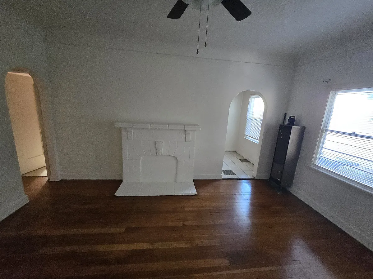 Building Photo - 642 S Cochran Ave #105