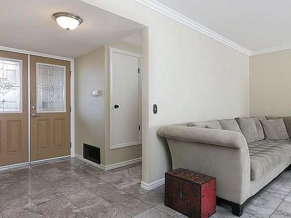 4th image of 725 Burlington Ave