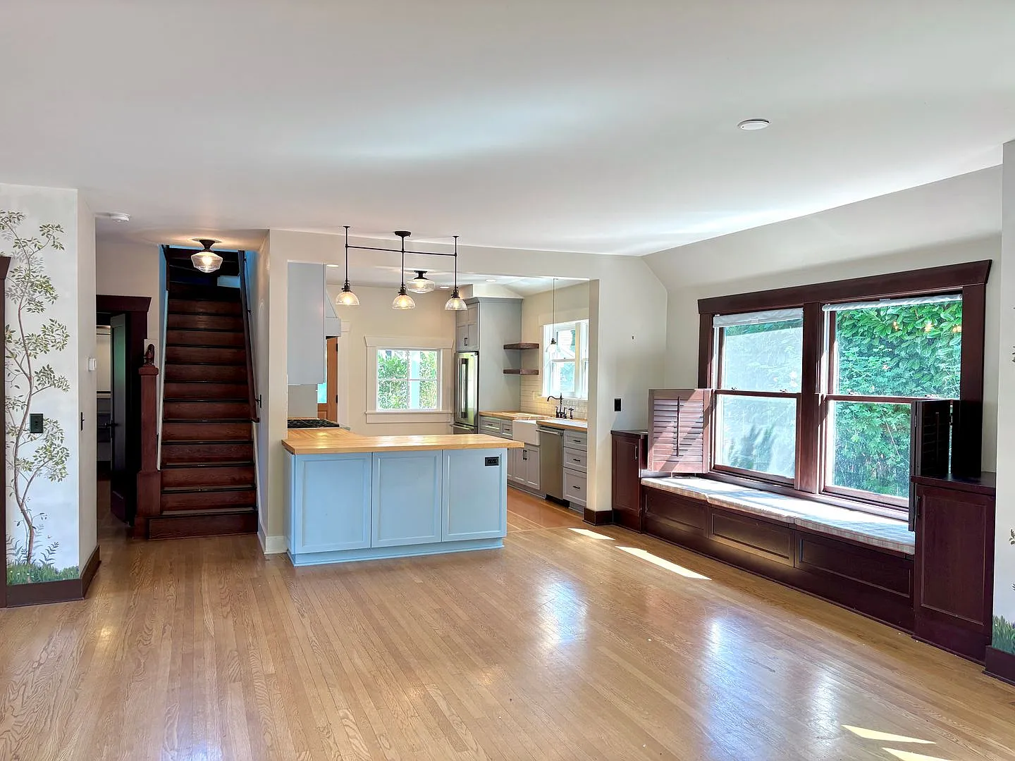 Sellwood Craftsman Bungalow 3 level home on huge lot with fully fenced yard and playhouse — Photo 2