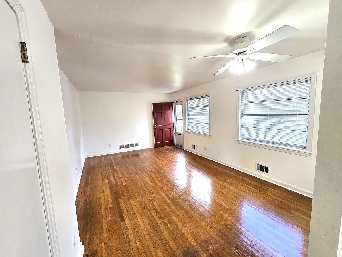 Entrance to living room - 606 Sycamore Dr