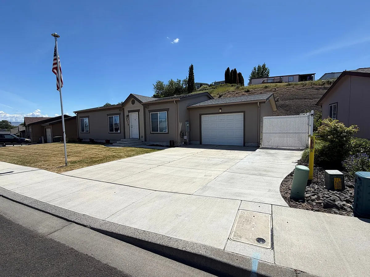 Building Photo - 3078 SW River View Dr