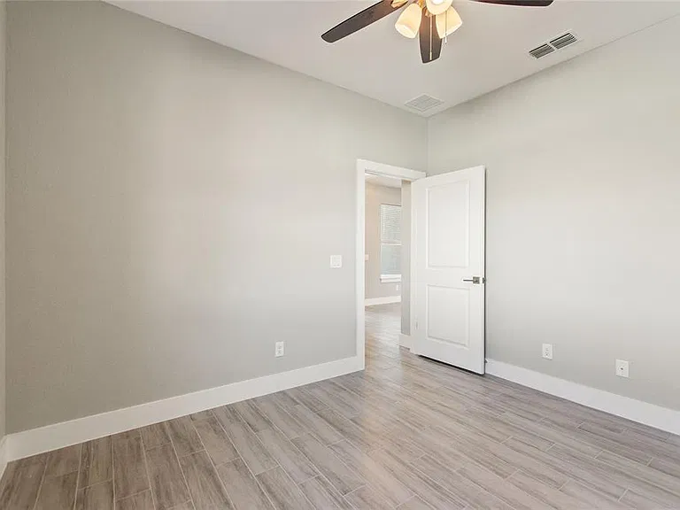 119 Tulip Ln — Photo 16